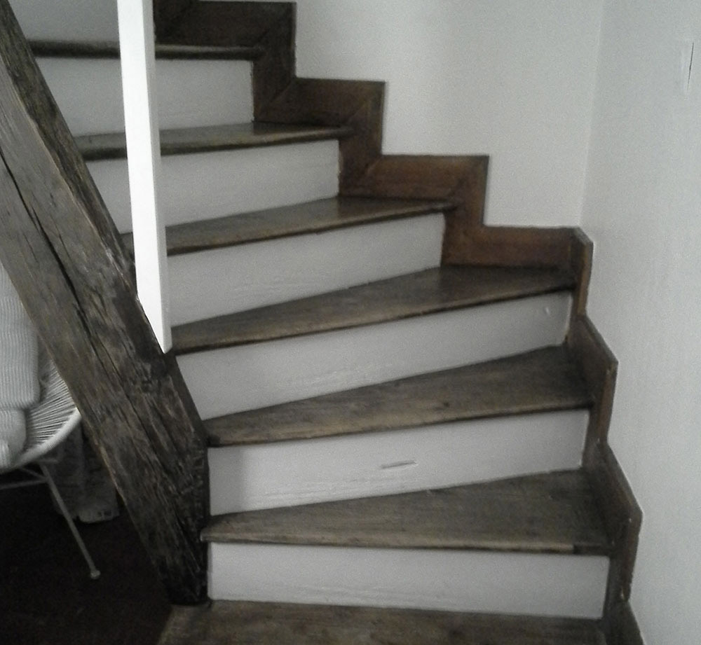 Escalier blanc et gris avec poutre en bois avant travaux